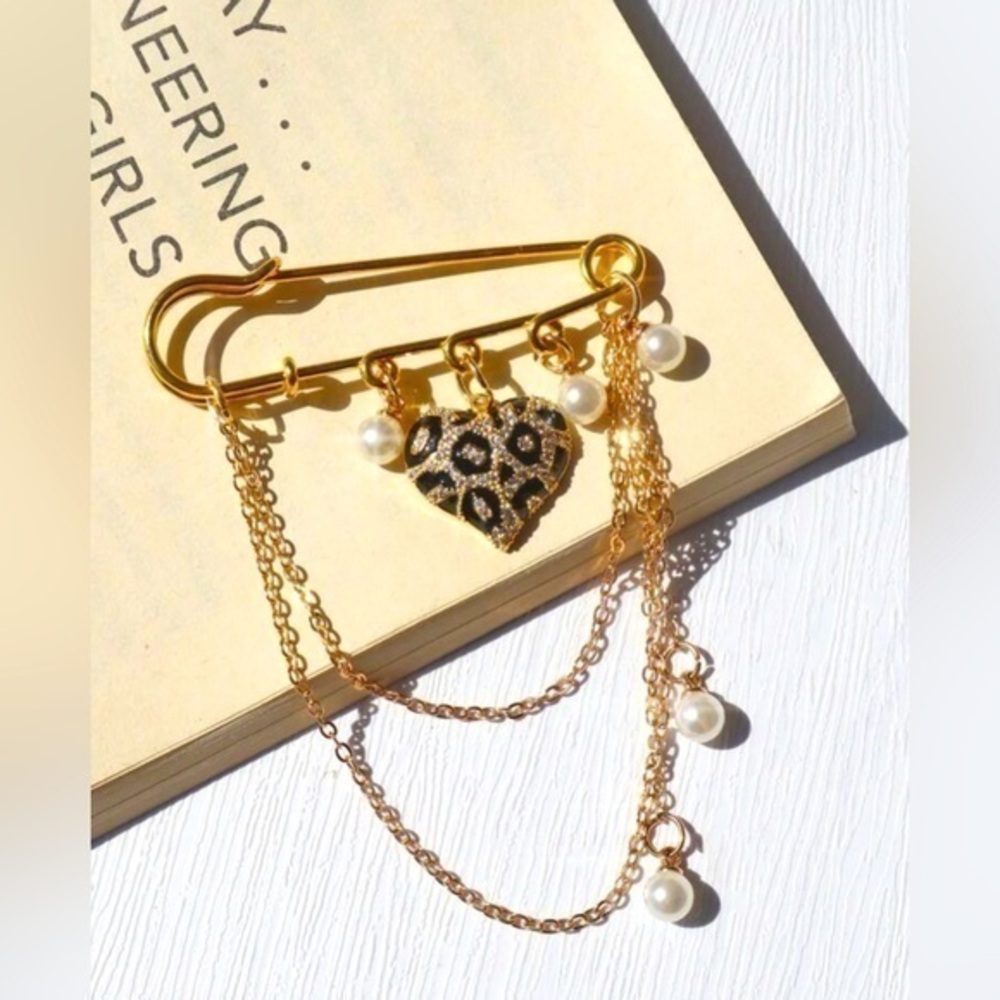 ✨NWT Leopard 🐆 heart Faux Pearl Rhinestone safety pin Brooch - gold